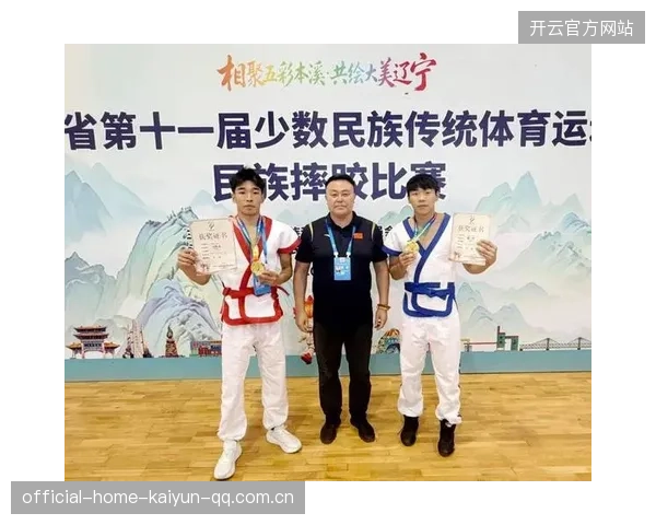摔跤运动员完美反制技赢得比赛，决胜时刻让人热血沸腾